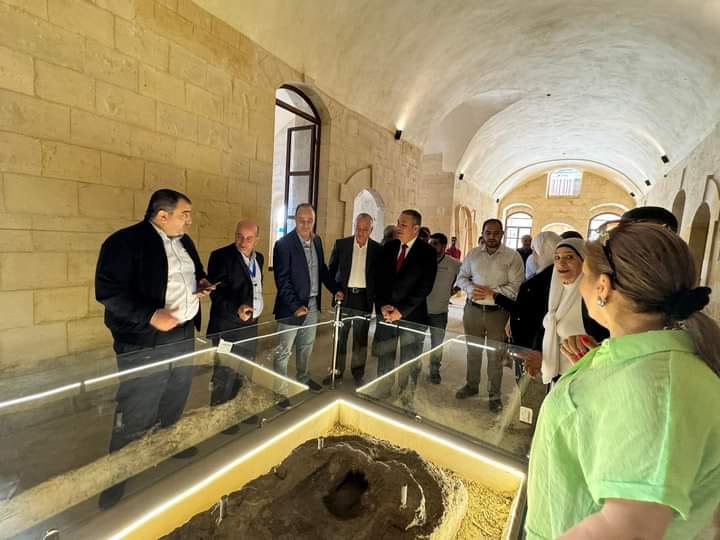 رئيس مجلس محافظة البلقاء يتفقد مشروع ترميم مبنى فلاح الحمد التراثي