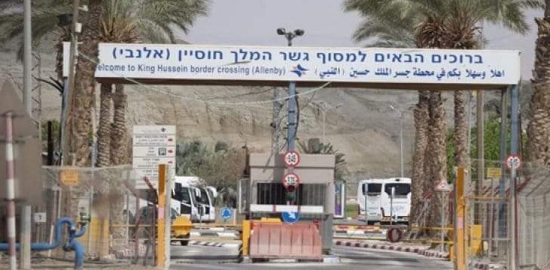 الاحتلال يفرج   عن مسافرين عالقين على جسر الكرامة