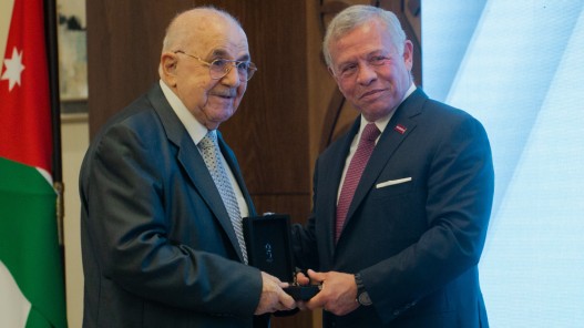 الملك ينعم بميدالية اليوبيل الفضي على قضاة عاملين ومتقاعدين