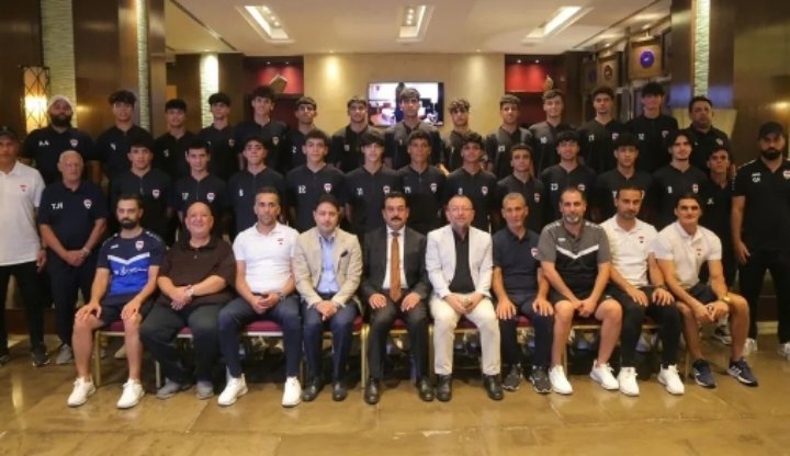 القائم بأعمال السفارة العراقية في الأردن يزور وفد منتخب الناشئين