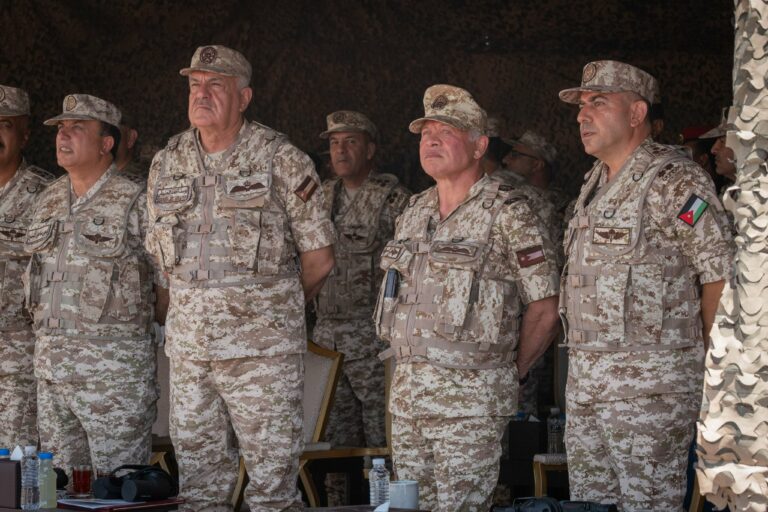 الملك يتابع تمرينا لسلاح المدفعية الملكي...صور