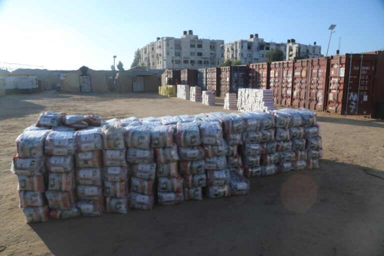 المستشفى الميداني الأردني جنوب غزة3 يوزع مساعدات غذائية لأهالي غزة