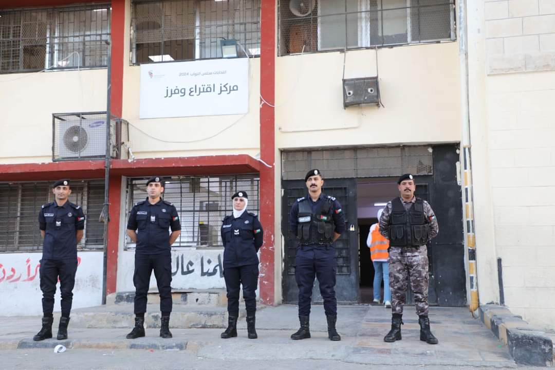 شاهد بالصور ..نشامى الامن العام معنويات عالية في الواجب مع بداية العملية الانتخابية