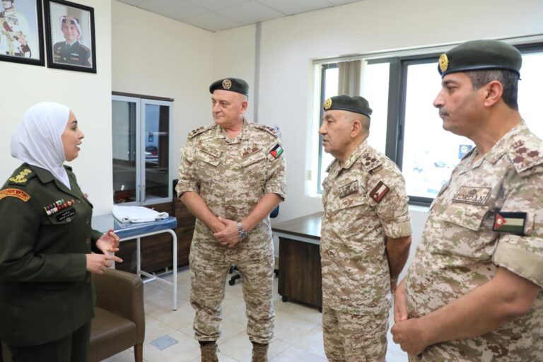 مدير عام الخدمات الطبية الملكية يزور مستشفى الملكة علياء العسكري