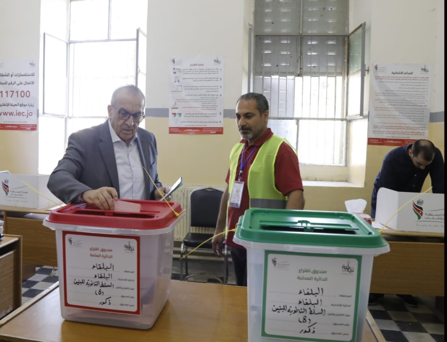 *أدلى بصوته في مدرسة السلط الثانوية* أبو السمن يدعو الاردنيين للمشاركة بكثافة في الانتخابات النيابية