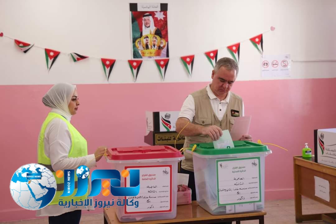 وزير الشباب محمد النابلسي يشارك في التصويت بالانتخابات النيابية العشرين في عمان.