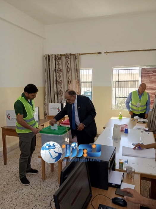 الدحادحه   يدلي بصوته في مركز  فرز و اقتراع مدرسة حور الثانوية الشاملة للبنين  ...صور