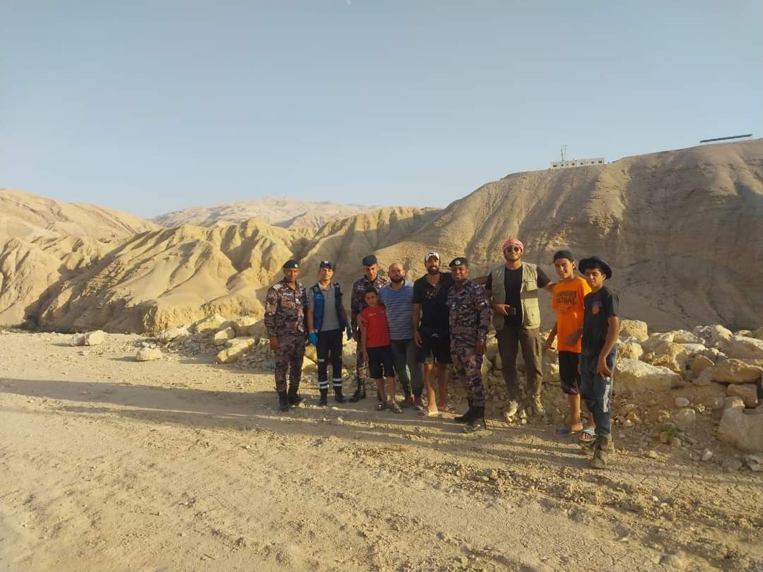 فرق الدفاع المدني  تؤمّن عائلة ضلت طريقها في وادي بن حماد بالكرك