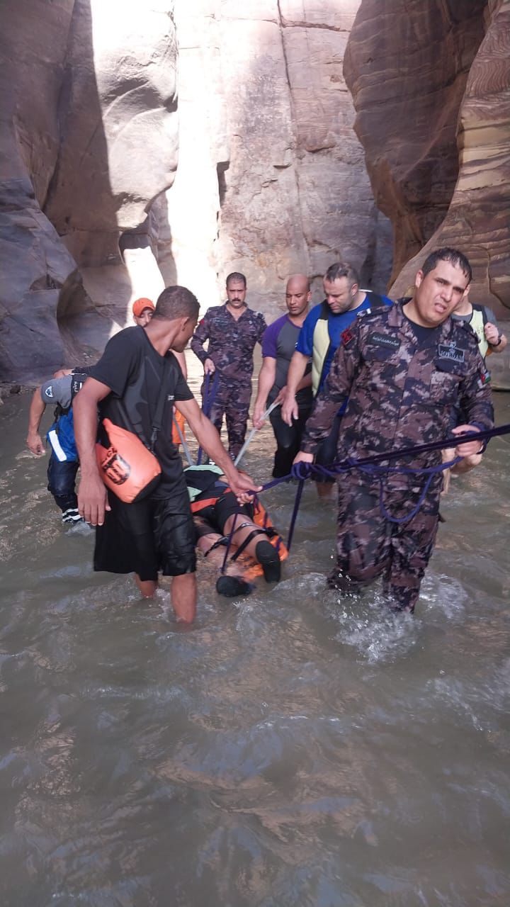 الدفاع المدني ينقذ شخص تعرض للسقوط في محمية الموجب..صور