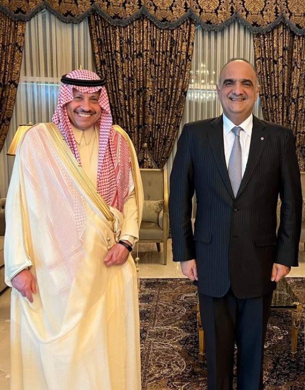 السفير السعودي مهنئاً للخصاونة: الف مبروك إنجازكم المهمة