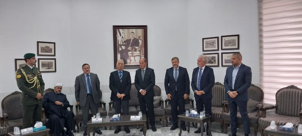 مندوبا عن الملك وولي العهد...العيسوي يعزي آل عوض...صور