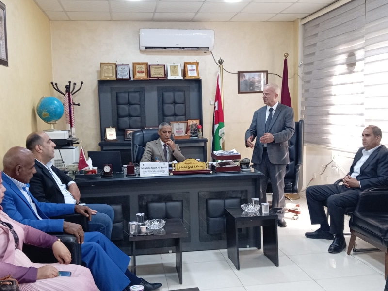 محافظ البلقاء يزور الدوائر الرسمية والخدمية في دير علا