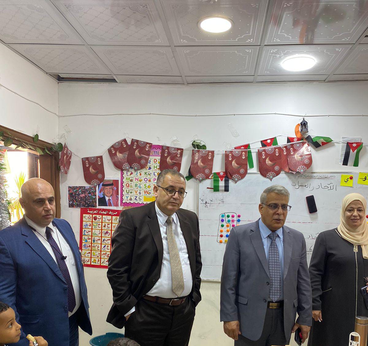 الخصاونة يواصل جولاته الميدانية لعدد من مدارس لواء الوسطية .