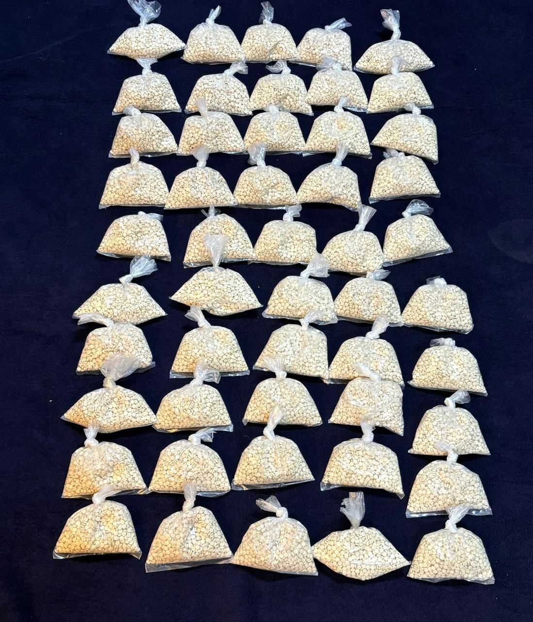 ضبط 100 ألف حبة مخدرة داخل حقيبة بساحة معبر العمري الحدودي