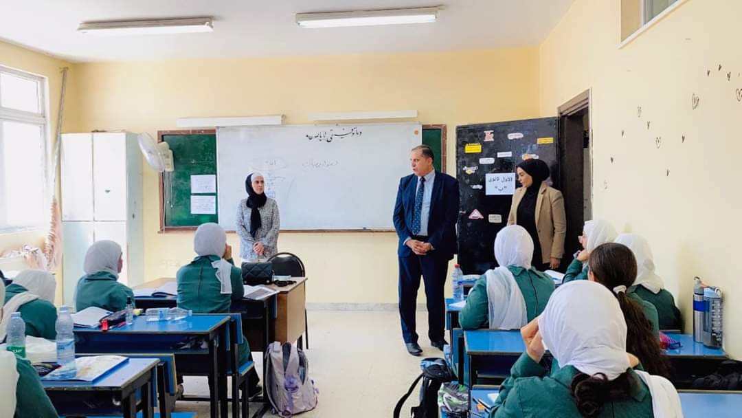 الشوابكة يواصل زيارته للميدان التربوي في مدارس لواء الجامعة.