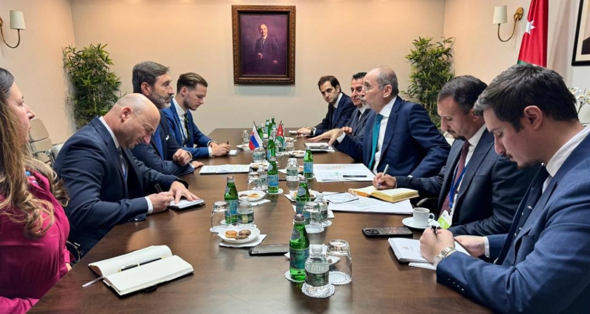 وزير الخارجية يواصل لقاءاته مع عدد من نظرائه العرب والأجانب