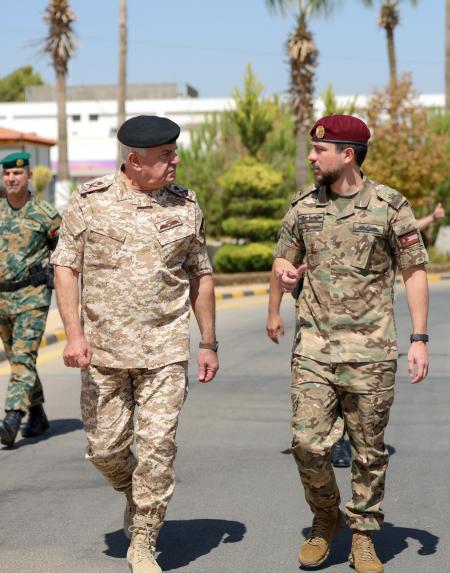 ولي العهد يتابع تمرين صنع القرار العسكري صور