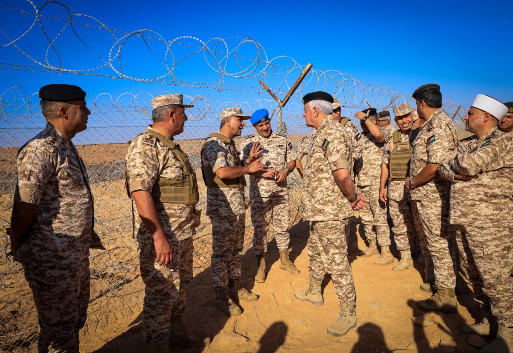 رئيس هيئة الأركان المشتركة يزور كتيبة حرس الحدود الخامسة الملكية ويتفقد سياج النشامى الحدودي