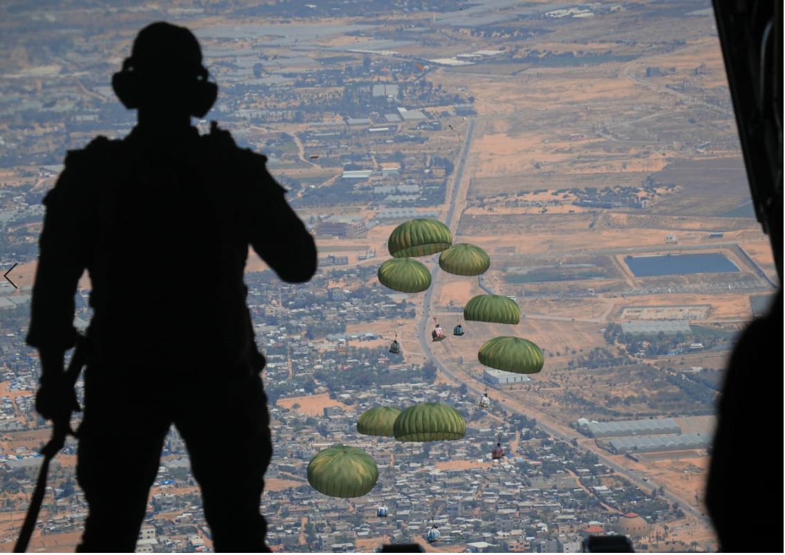 القوات المسلحة الأردنية تنفذ إنزالا جويا لمساعدات إنسانية جنوب قطاع غزة
