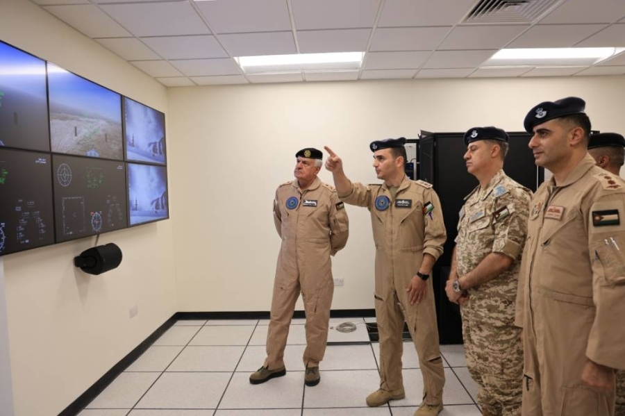 الحنيطي يقف على قدرات سلاح الجو الملكي وامكاناته في الردع الاستراتيجي