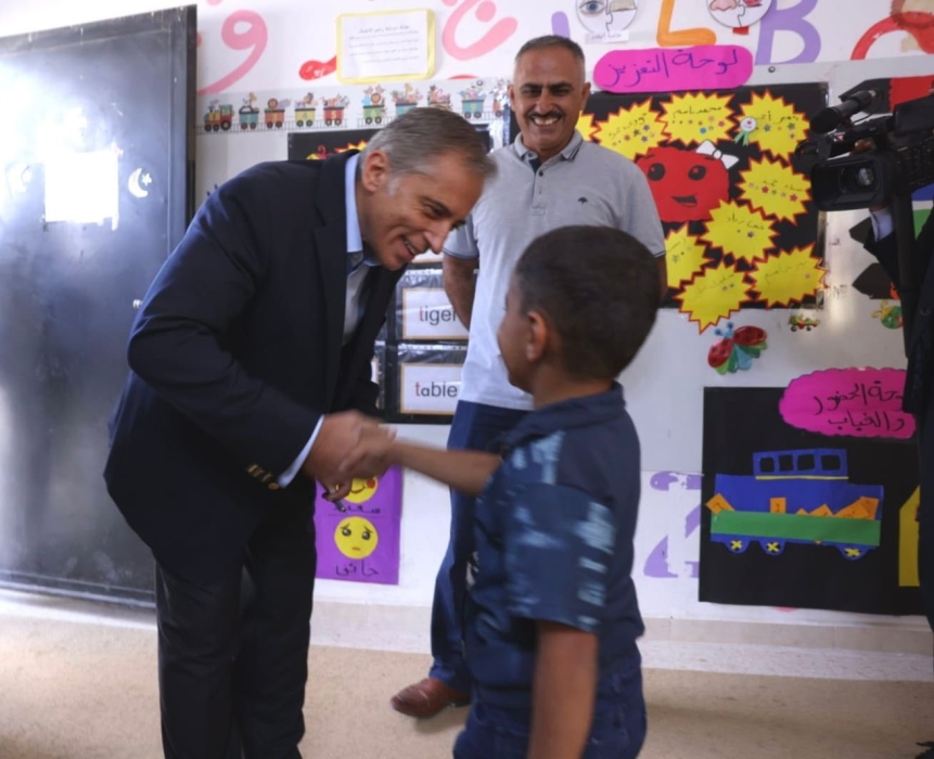رئيس الوزراء يتفقد مدرسة الفيصلية الأساسية في بلعما