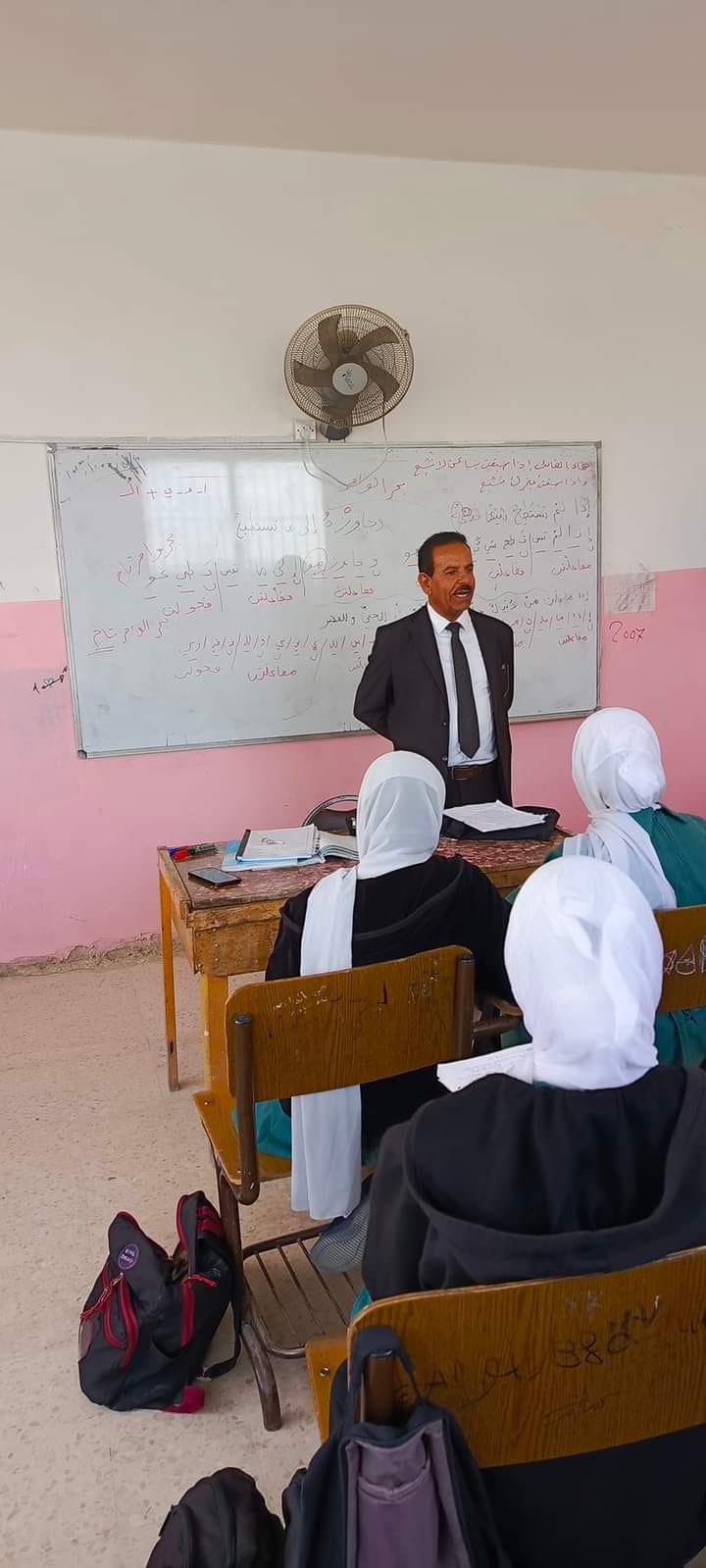 العبيدات يتفقد مدرستي أم بطمة الثانوية والأساسية المختلطتين