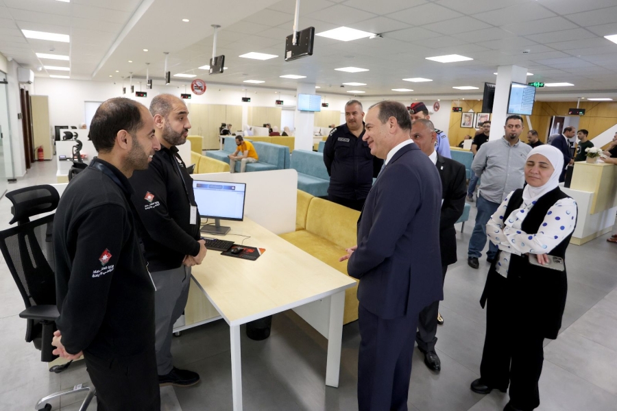 وزير الاقتصاد الرقمي والريادة يزور حاضنة ومسرعة الأعمال جوردن ستارت ومركز الخدمات الحكومي في اربد