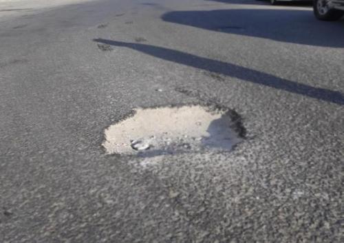 أهالي لواء عين الباشا يشتكون من انتشار الحفر في الشوارع