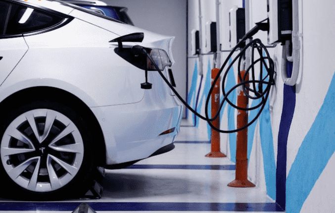 الأردن .. الحكومة ماضية بضريبة المركبات الكهربائية