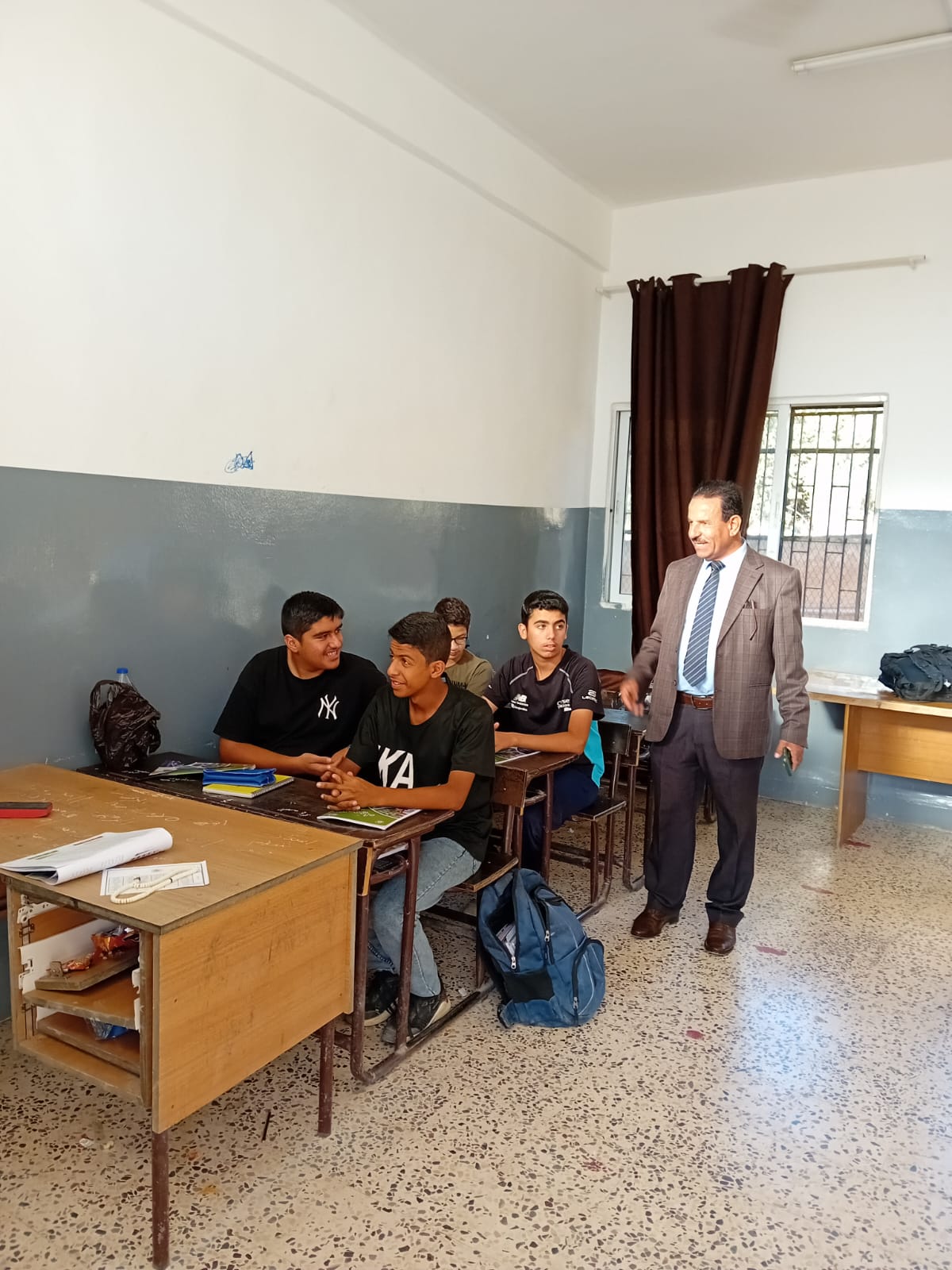 العبيدات يتفقد مدرستي الزميلات الأساسية