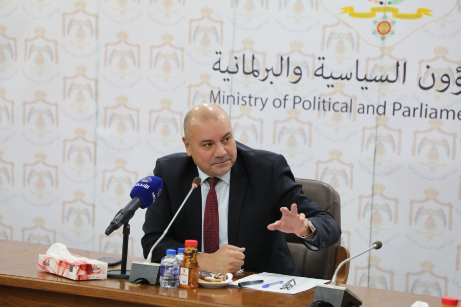 وزير الشؤون السياسية يؤكد على مأسسة الحوار مع الأحزاب