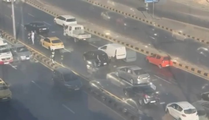 اثر خلاف مروري.... فتاة تعتدي بالضرب على سائق تكسي وتخلع نمرة السيارة في عمان