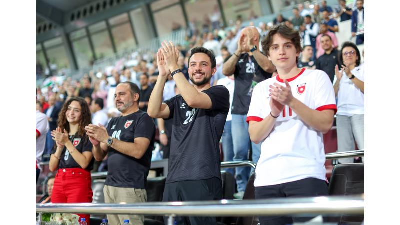 ولي العهد والأمير علي يتابعان مباراة المنتخب الوطني لكرة القدم من استاد عمان الدولي