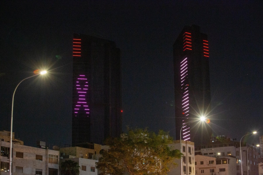 إضاءة أبراج السادس باللون الوردي للتوعية بسرطان الثدي