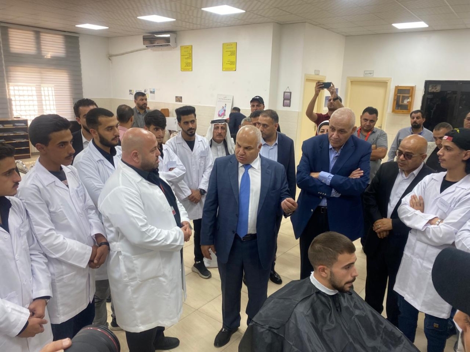 وزير العمل في جولة ميدانية بالكرك  ...صور