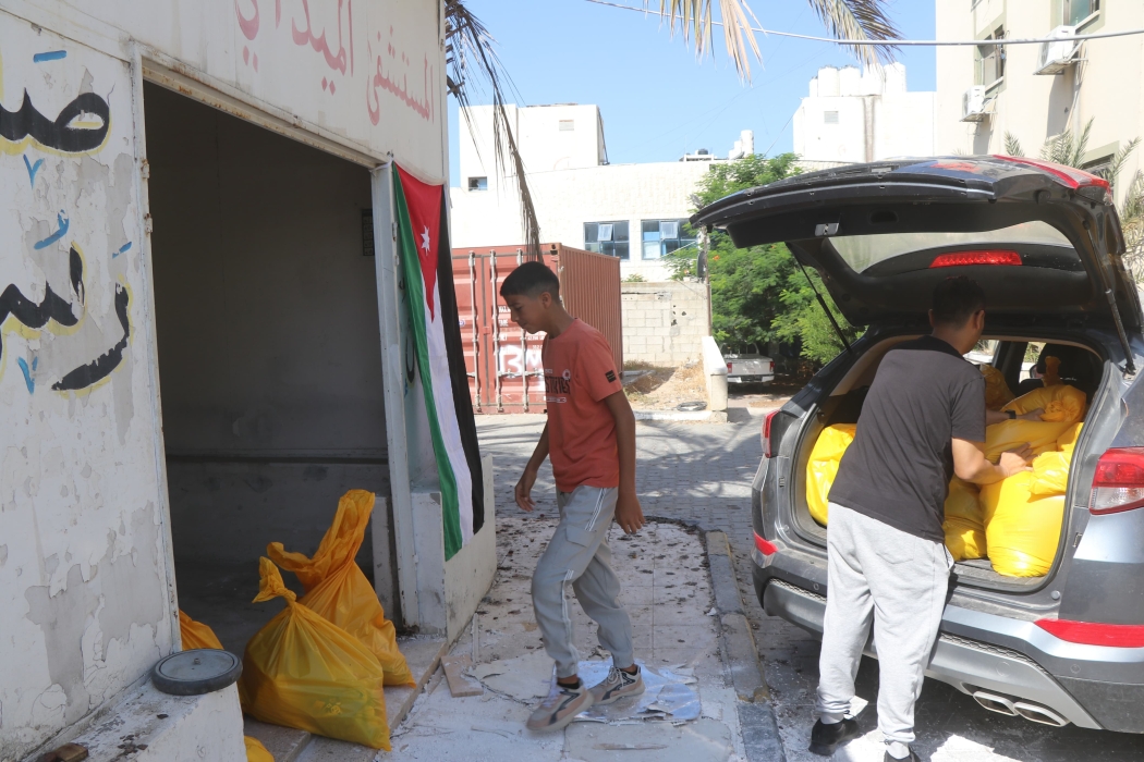 Jordanian field hospital in Gaza delivers food aid