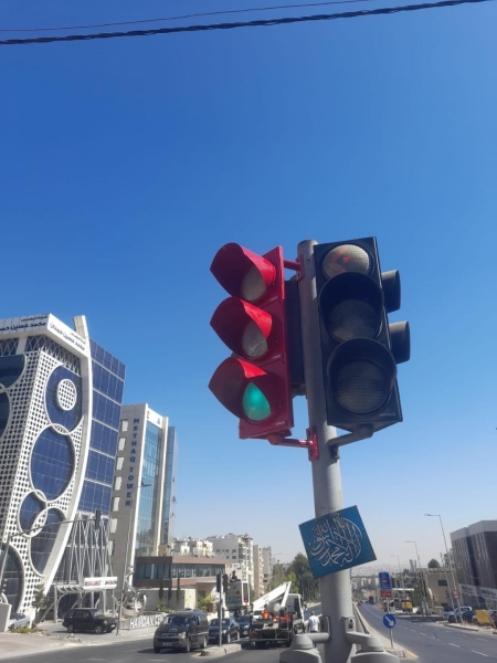 الامانة تميز رؤوس الإشارات الضوئية الخاصة بالباص السريع باللون العنابي