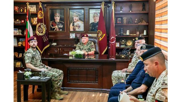 الملك يرافقه ولي العهد يزور قيادة قوات الملك عبدالله الثاني الخاصة الملكية