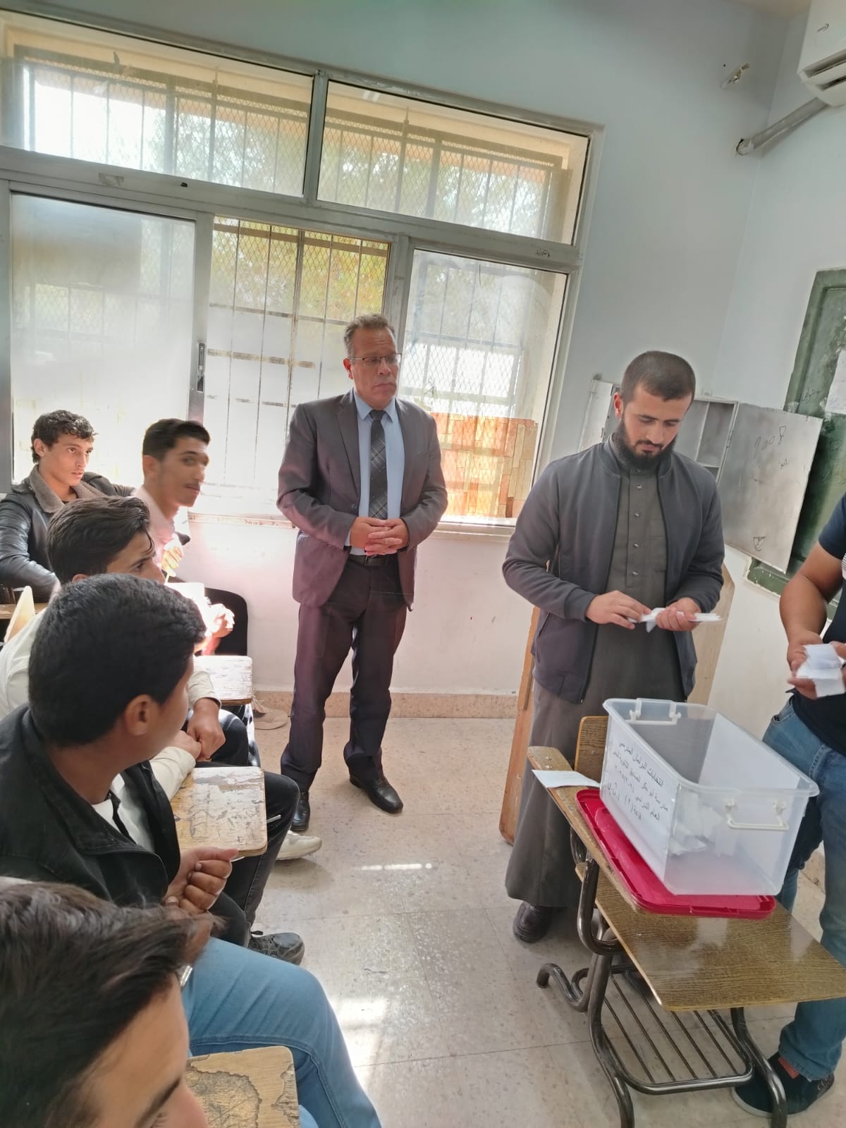 الرفوع يتابع سير عملية الانتخابات البرلمانية في مدرسة أبو بكر الصديق الثانوية للبنين....صور