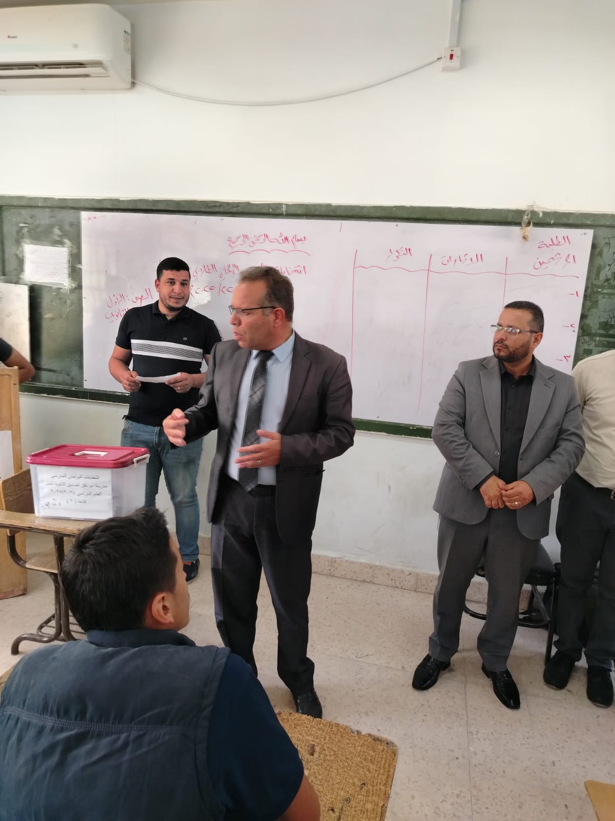 الرفوع يتابع سير عملية الانتخابات البرلمانية في مدرسة أبو بكر الصديق الثانوية للبنين....صور