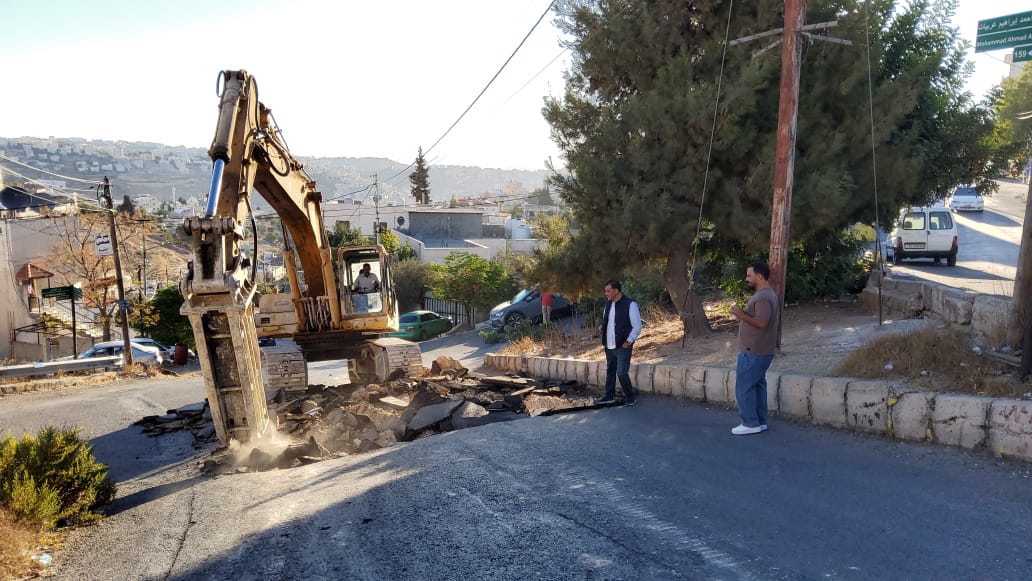 رئيس بلدية السلط الكبرى الحياري يعدل مثلث الأعوج...صور