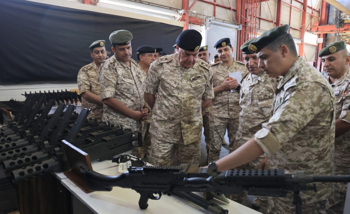 رئيس هيئة الأركان المشتركة يزور قيادة مشاغل الحسين الرئيسية...صور