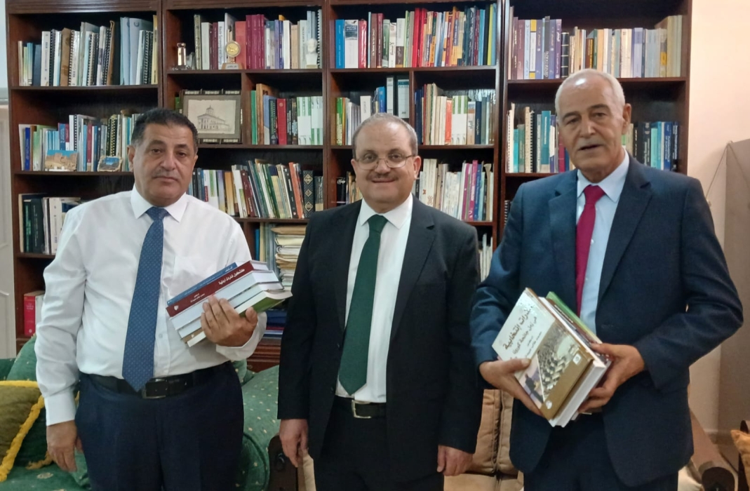 جولة في مكتبة الأستاذ الدكتور محمد طالب عبيدات في منزله بالعاصمة عمان