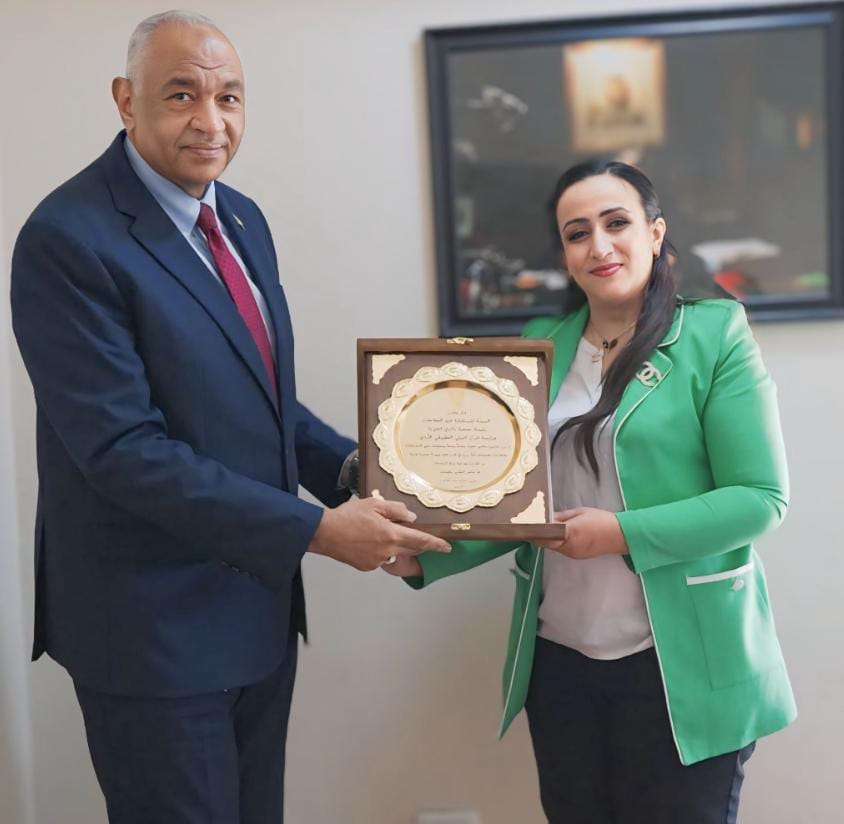 سفير السودان لدى الأردن يُكرم  رئيسة جمعية بادري للتنمية عبير الصلاحات