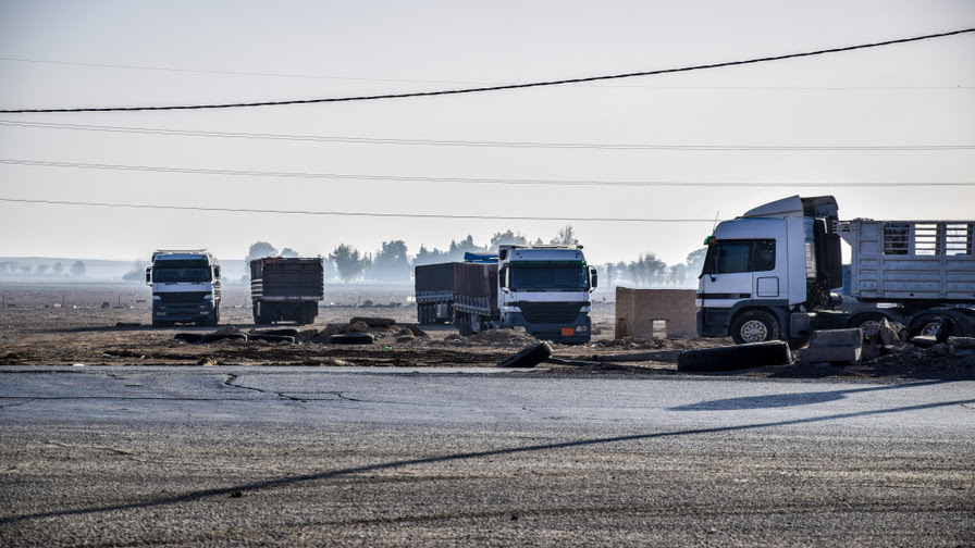 ضبط مركبة شحن محملة برولات حديد كبيرة الحجم غير مثبتة ‏