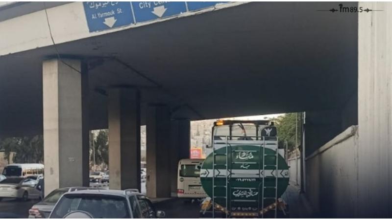 أزمة مرورية خانقة على مدخل لوب الهاشمي اثر تعطل تنك ماء