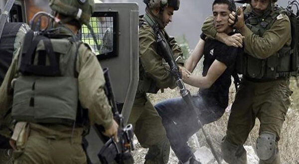 Israeli occupation troops arrest 10 Palestinians from Hebron