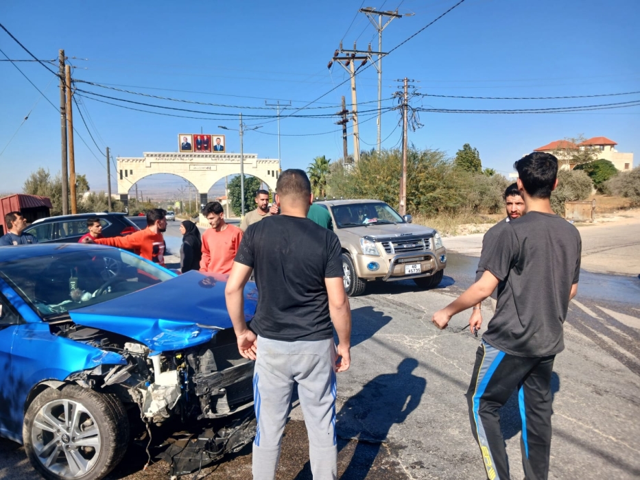 استمرارا لمسلسل حوادث الطرق حادث تصادم لمركبتين خصوصي في منطقة الكفارات.. صور