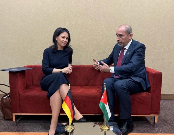 بالصور... الصفدي يلتقي عددا من نظرائه في باريس