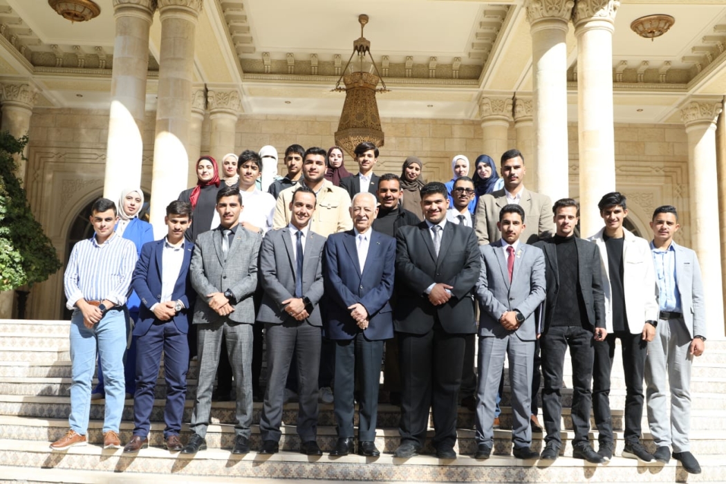 رئيس الديوان الملكي يلتقي وفدا شبابيا...صور